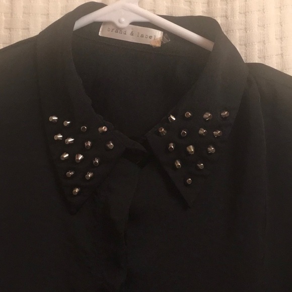 Brand & Label top women's size medium black studded collar hidden button down - Picture 3 of 11